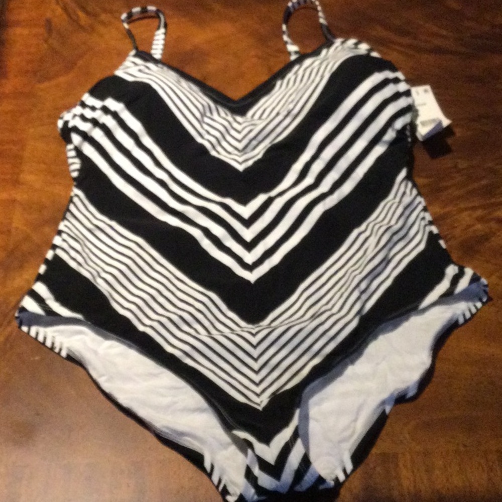 NEW $139 LA BLANCA 18W fine line one piece